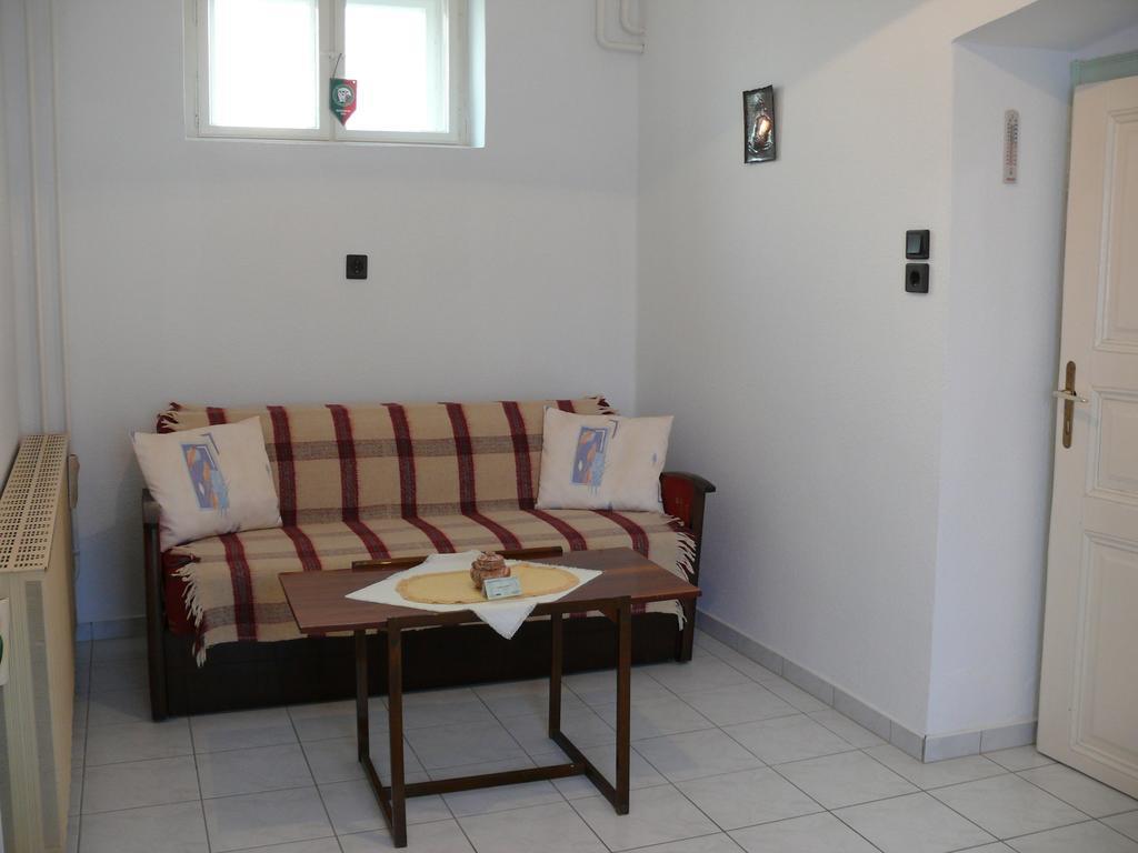Madacsi Vendeghaz Apartment Kiskoros Exterior photo